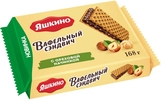 Вафельный сэндвич с ореховой начинкой